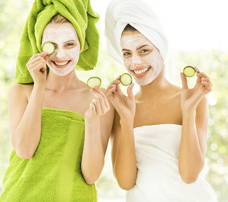 2 personnes utilisant des masques cosmétiques