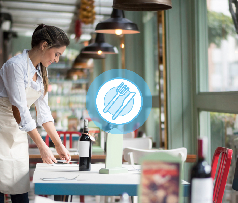 Personne préparant une table dans un restaurant