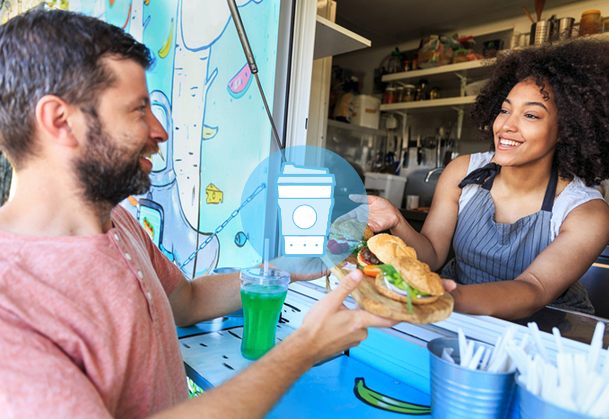 Personne effectuant un achat dans un foodtruck