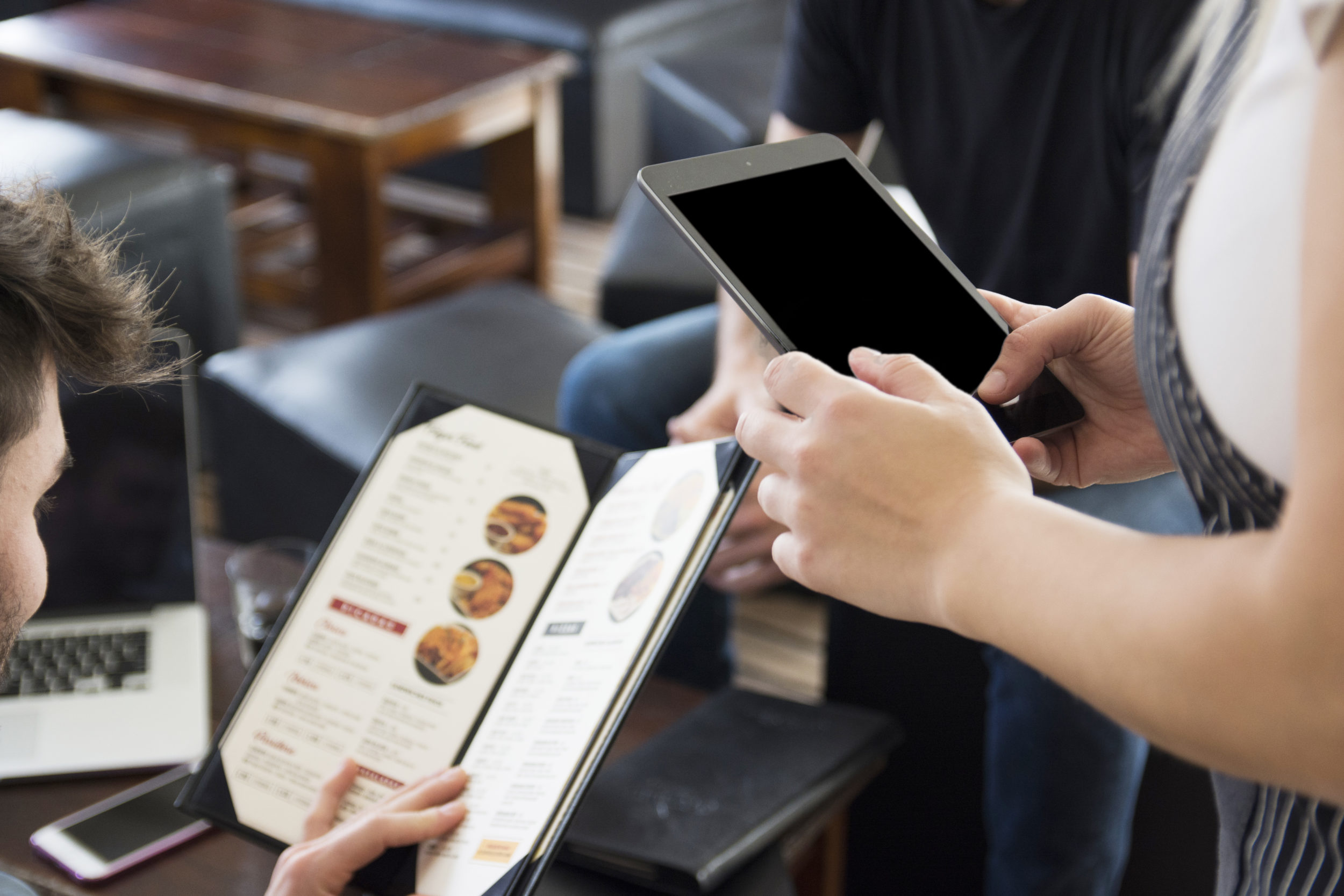 Femme prenant la commande d'un client dans un restaurant