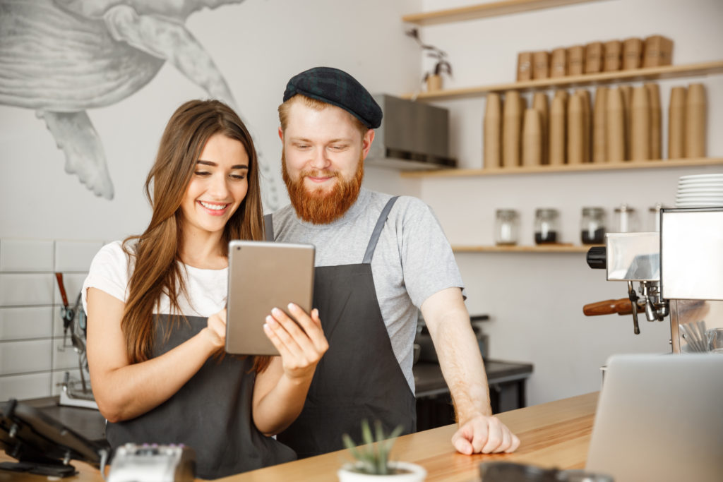 2 personne travaillant dans un café examinant une tablette