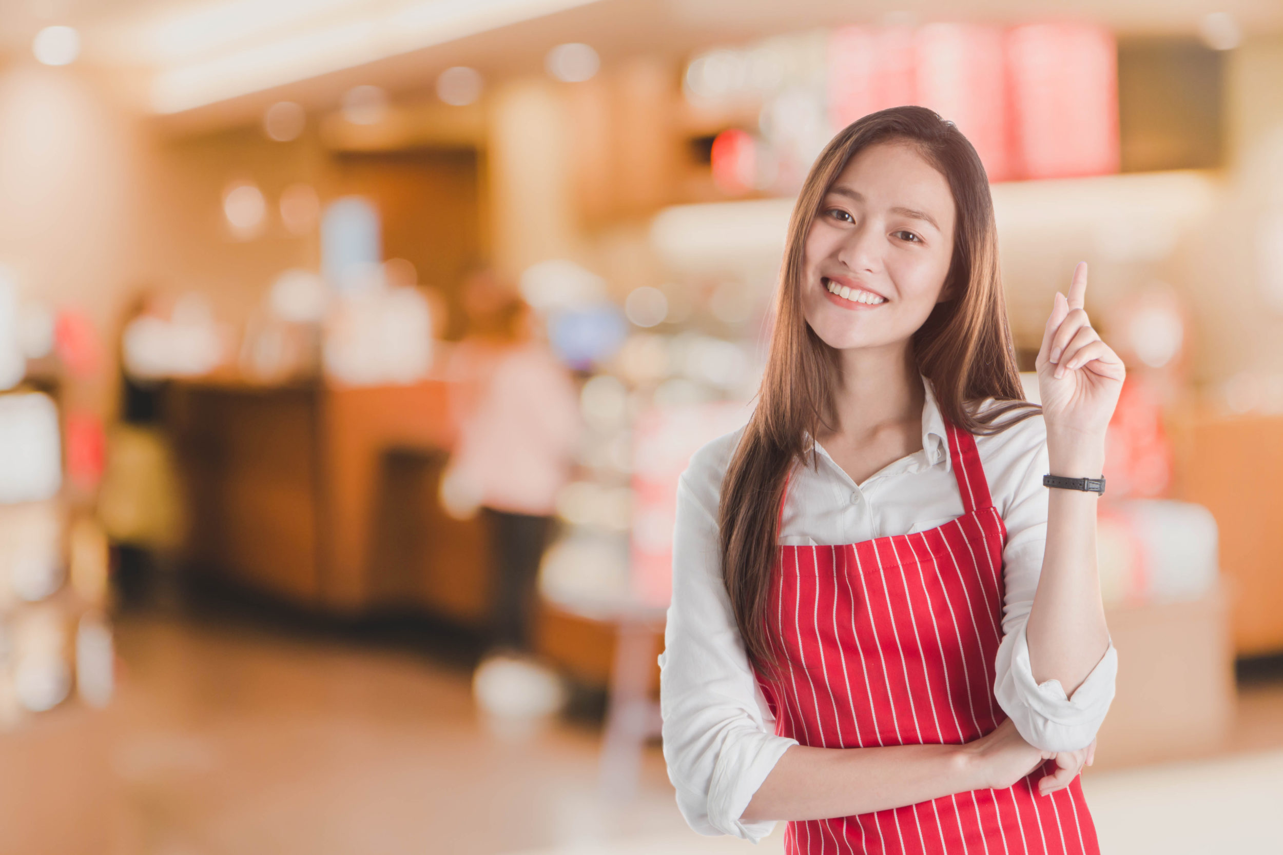 Jeune femme travaillant dans un restaurant de restauration rapide