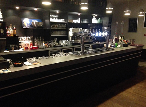 Bar équipé d'une caisse enregistreuse Clyo Systems
